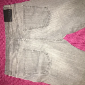 Whyred jeans  - Whyred jeans i ljusgrå. Tight modell med stretch. Fina nu till våren. Storlek 44!