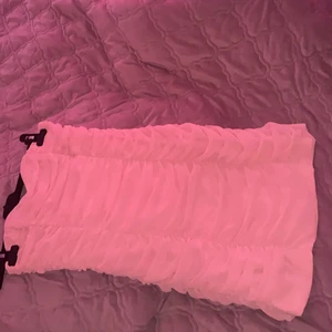 Jättefin och gullig, ljusrosa klänning - Den är verkligen så fin, men den är för liten för mig i rumpa och låt, annars sitter den så skönt.