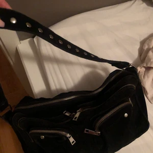 Stor NUNO väska - Jag säljer denna stora äkta svarta nunoväska som är använd men i fint skick!