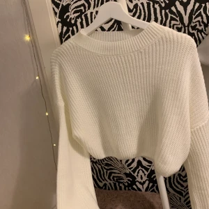 Oanvänd stickad tröja  - Helt oanvänd lite-cropad, vit stickad tröja🤍 säljes pga att den inte används 