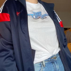 Adidas tjocktröja strl L - Fin adidas tjocktröja som har bra passform. Dragkedjan funkar som den ska. Tänk på att tröjans material är gjord av polyester och inte lika mjuk i tyget som man kan tro. 