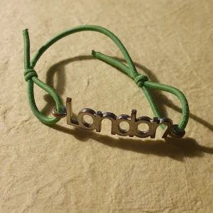Armband London  - Säljer över 100 plagg! 🤩 Stor mängdrabatt när du köper fler saker! 🤑 Vänta inte för länge då jag flyttar i slutet av September och gör mig av med allt! 