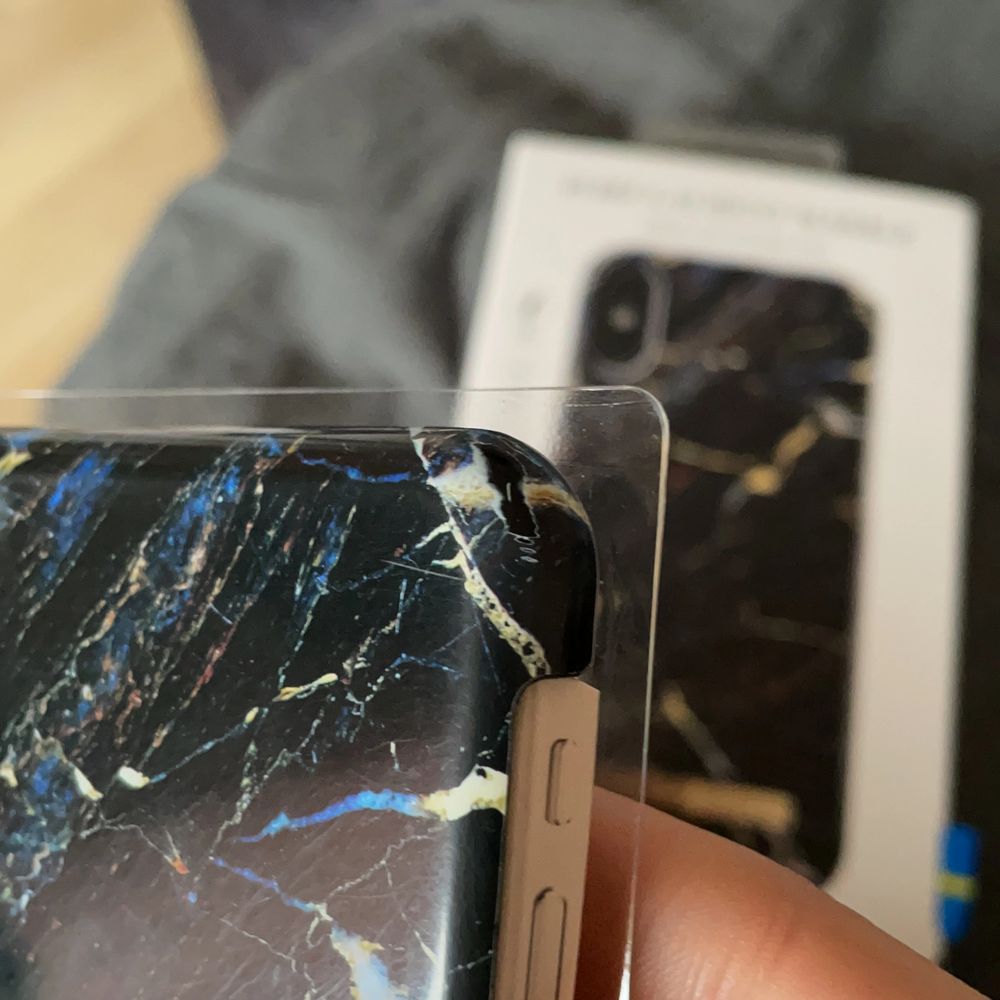 iPhone X/XS skal från ideal of Sweden i färgen port Laurent marble. Använd fåtal gånger. Som man ser på andra och tredje bilden har skalet tappat lite färg, därav de billigare priset! Däremot smälter det in ganska mycket med resten av skalet! Originalpris 299kr. Övrigt.