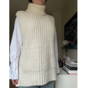 H&M snygg stickad väst! - Ny inköpt h&m väst med lappen kvar. Skit snygg med en skjorta under eller utan något under alls!