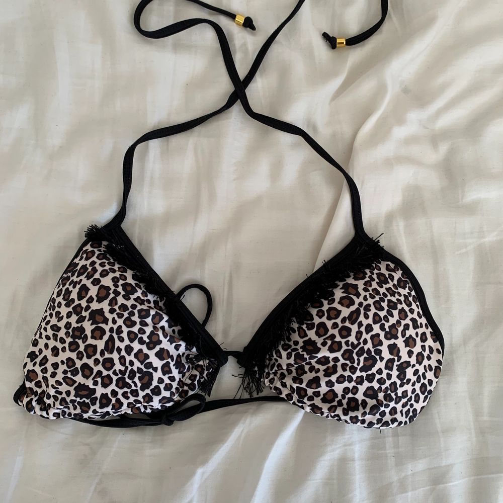 Bikini topp med leopardmönster och detaljer på ena kanten som man knyter runt ryggen och nacken:) 25kr+frakt. Övrigt.