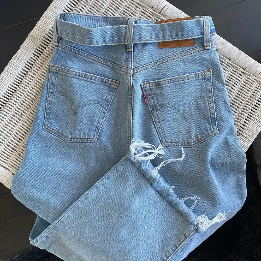supersnygga levis jeans i toppskick! fick de i present förra året och då de tyvärr var försmå har de inte kommit till användning, alltså endast testade💗 köpta från jackie för 1300 kr, + frakt 66 kr tillkommer . Jeans & Byxor.