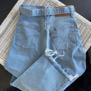 supersnygga levis jeans i toppskick! fick de i present förra året och då de tyvärr var försmå har de inte kommit till användning, alltså endast testade💗 köpta från jackie för 1300 kr, + frakt 66 kr tillkommer 