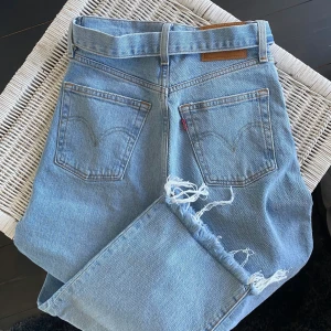 levis jeans - supersnygga levis jeans i toppskick! fick de i present förra året och då de tyvärr var försmå har de inte kommit till användning, alltså endast testade💗 köpta från jackie för 1300 kr, + frakt 66 kr tillkommer 