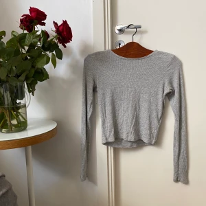 Grå topp - Grå långärmad topp från GinaTricot