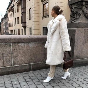 Vit faux fur  - Gosigaste jackan!!