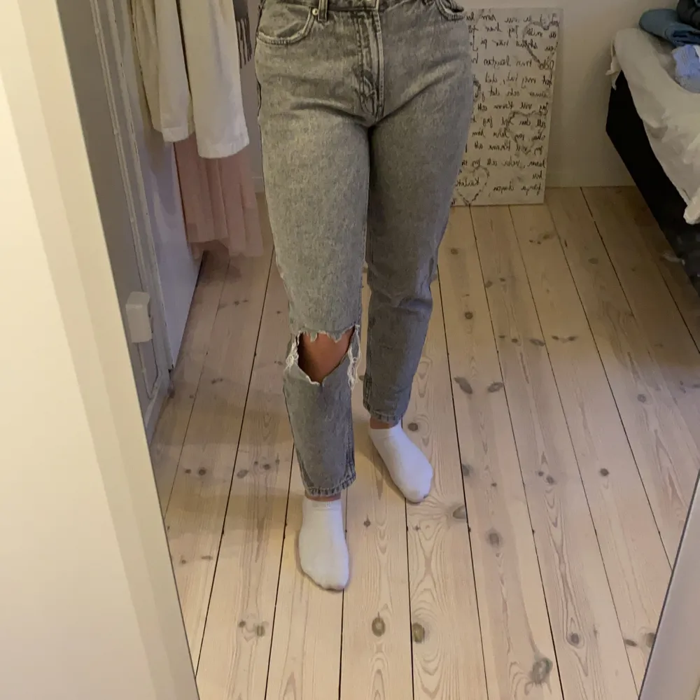 Säljer mina gråa jeans från Bershka som är slutsålda. Hål på vänster knä och är storlek 36. Jag är 172 cm och dom är lite korta för mig!. Jeans & Byxor.