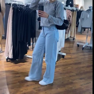 junkyard jeans - i modellen wide leg. Har två par av dessa, en i storleken 26 och ett par i 27. Säljer för 200kr + frakt. ☺️