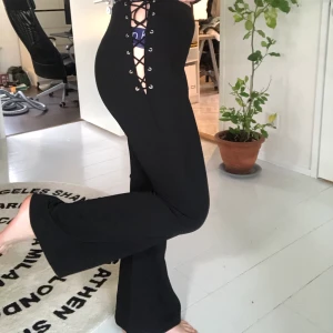 Utsvängda byxor med sid-detalj - Aldrig använda byxor från forever21. Tajta, utsvängda med corsett detalj på båda sidorna. Högmidjade. Pris lapp sitter kvar. 