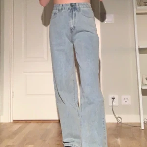 Jeans - Sjukt snygga jeans från shein, men som tyvärr är för stora för mig.