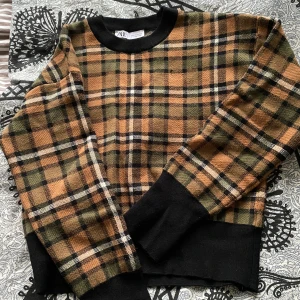 Tröja - En rutig tröja från zara som aldrig har använts💕