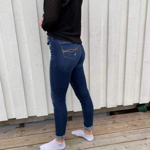 Väldigt sköna och stretchiga jeans från Abercrombie & Fitch, sitter tight och bra både runt midjan som runt benen. Använda men fortfarande i väldigt bra skick! Frakt tillkommer 62kr 💞