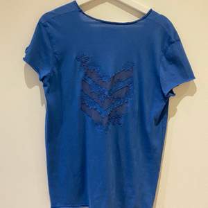 Blå Zadig & Voltaire t-shirt med detaljer i spets på ryggen. Använd ungefär 1-2 gånger. Pris 400kr (orginalpris: runt 1000 kr)
