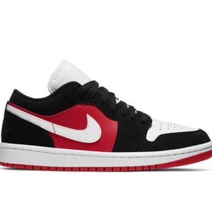 Jordan 1 Low Black White Gym Red  - Intressekoll på mina Jordan 1 Low Black White Gym Red, som är i väldigt fint skick!😁 Köpta för bara några månader sedan och endast använd ett par gånger!💜 Hör av er för mer bilder mm, kom även med egna bud! (kartong medföljer)✌🏼