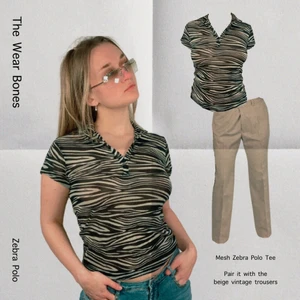 Zebra Polo - Zebra print mesh polo i tunt tyg. Lite genomskinlig! Från Daily Women, storlek L. Modellen använder storlek S/M och är 169cm. I toppenskick! Polon har knappar så den kan knäppas upp. Kolla gärna måtten. Axeln till axeln 39cm, längd 61cm och byst bredd 40cm. Spårbar frakt på 66kr är inräknad i priset och SafePay tar 10% av betalningen. Tyvärr kostar det lite extra då jag alltid kommer skicka spårbart och ta safepay för bådas säkerhet