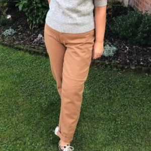 Bruna momjeans - Momfit ankle cut jeans i brunt, extremt sköna och mysiga. Pris kan alltid diskuteras!