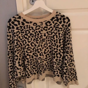 Leopardmönstrad tröja - Skönaste leopardmönstrade tröjan! Storlek M