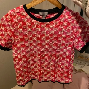 Asps tröja - En topp från Asos! Storlek s/36🥰 Superfin i rosa och röd samt svart mudd vid halsen/armarna och längst nere! 
