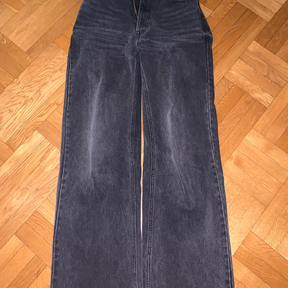 Gråa vida jeans från Monki