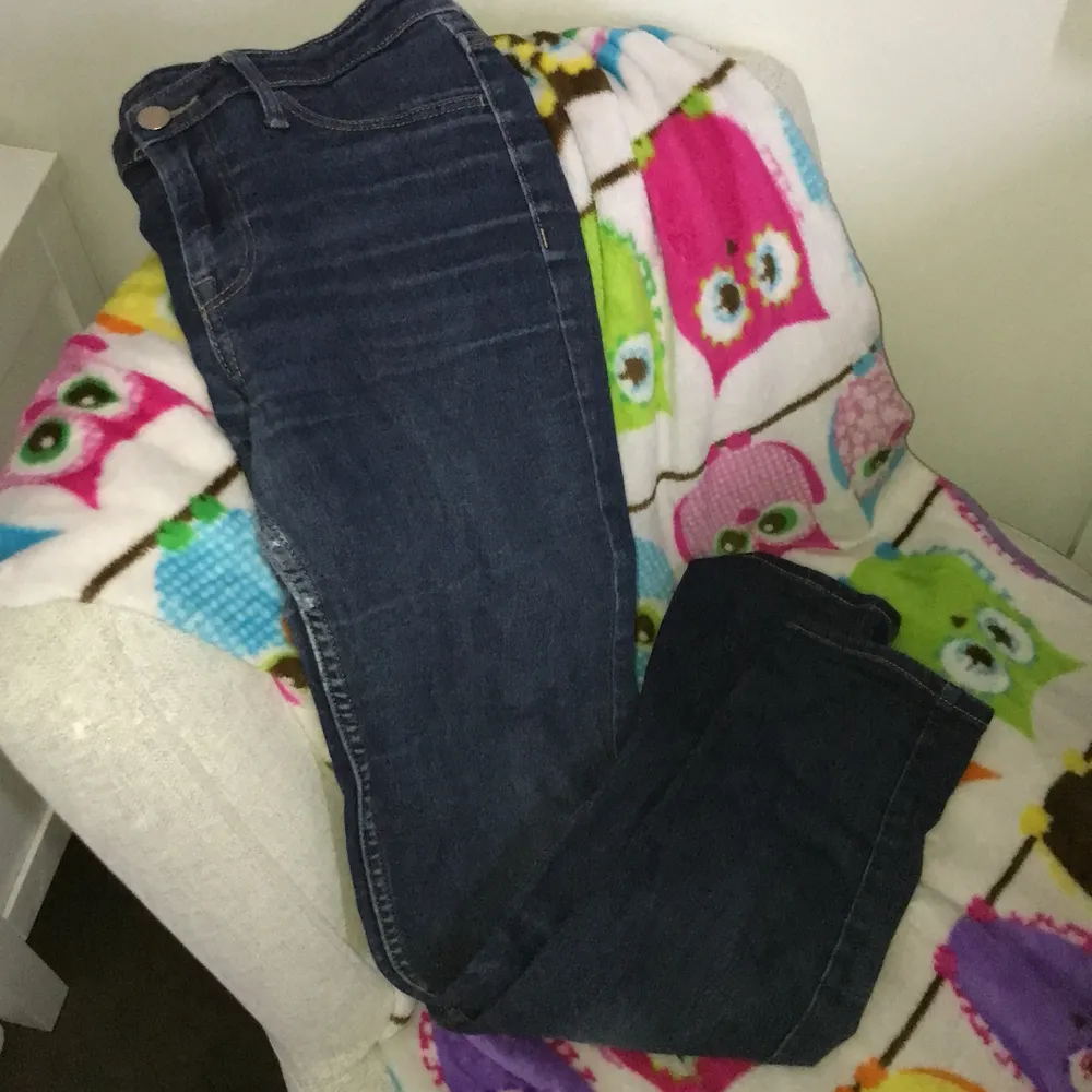 Marinblå lågmidjade jeans från Hm, kommer ej till användning hemma hos mig!. Jeans & Byxor.
