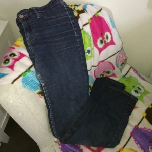 Lågmidjade jeans  - Marinblå lågmidjade jeans från Hm, kommer ej till användning hemma hos mig!