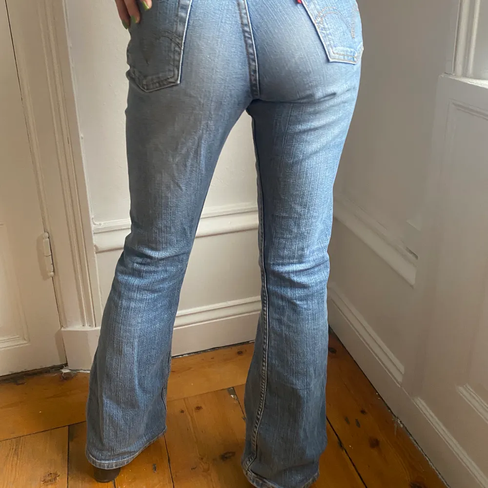 ”Low flare” jeans från Levis, sitter för stora på mig så de är lite baggy och långa. Knappt använda, strl 38. Jeans & Byxor.