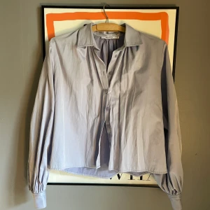 Croppad skjorta - Skjorta från nakd i superskick! Färgen är lite mer lila än vad som syns på bilderna. Ärmarna är lite ”puffiga”.  Strl 32 men jag skulle säga att den passar xs-s. Priset är inklusive frakt. 