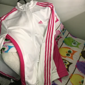 Rosa adidas - Superfin adidas tröja i rosa å vitt! Snålt använd, men superfin på & i toppenbra skick! Den ska vara för 14-15 år, men passar även mig som är 18. 