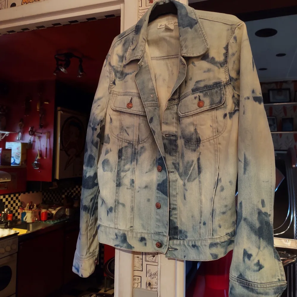 En fräck  jeans jacka i storlek M...frakt 63 kr spår bart. Jackor.