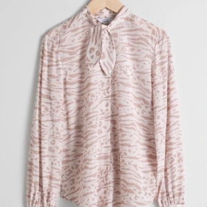 & Other Stories animal print beige knytblus - & Other Stories animal print beige knytblus i nyskick- Material: viskos