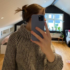 Mysig tröja från bikbok - Jättefin och mysig tröja från bikbok i storlek S. Säljer då den inte kommer till användning längre. Är i bra skick och kragen är supermysig och varm.