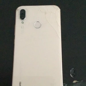 Mobil Huawei p20 lite - Säljer min mobil då jag köpt en ny, bra batteritid, bra minne. Några sprickor på skärmen och baksidan annars funkar den som den ska. Skal följer med. Kan mötas upp i hedemora men kan också fraktas om köparen står för fraktkostnaderna. Priset för mobilen ligger på 1000 kr men kan diskuteras 