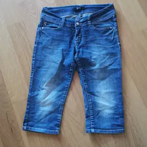 Trekvarts jeans från heart quake i strl 164/xs