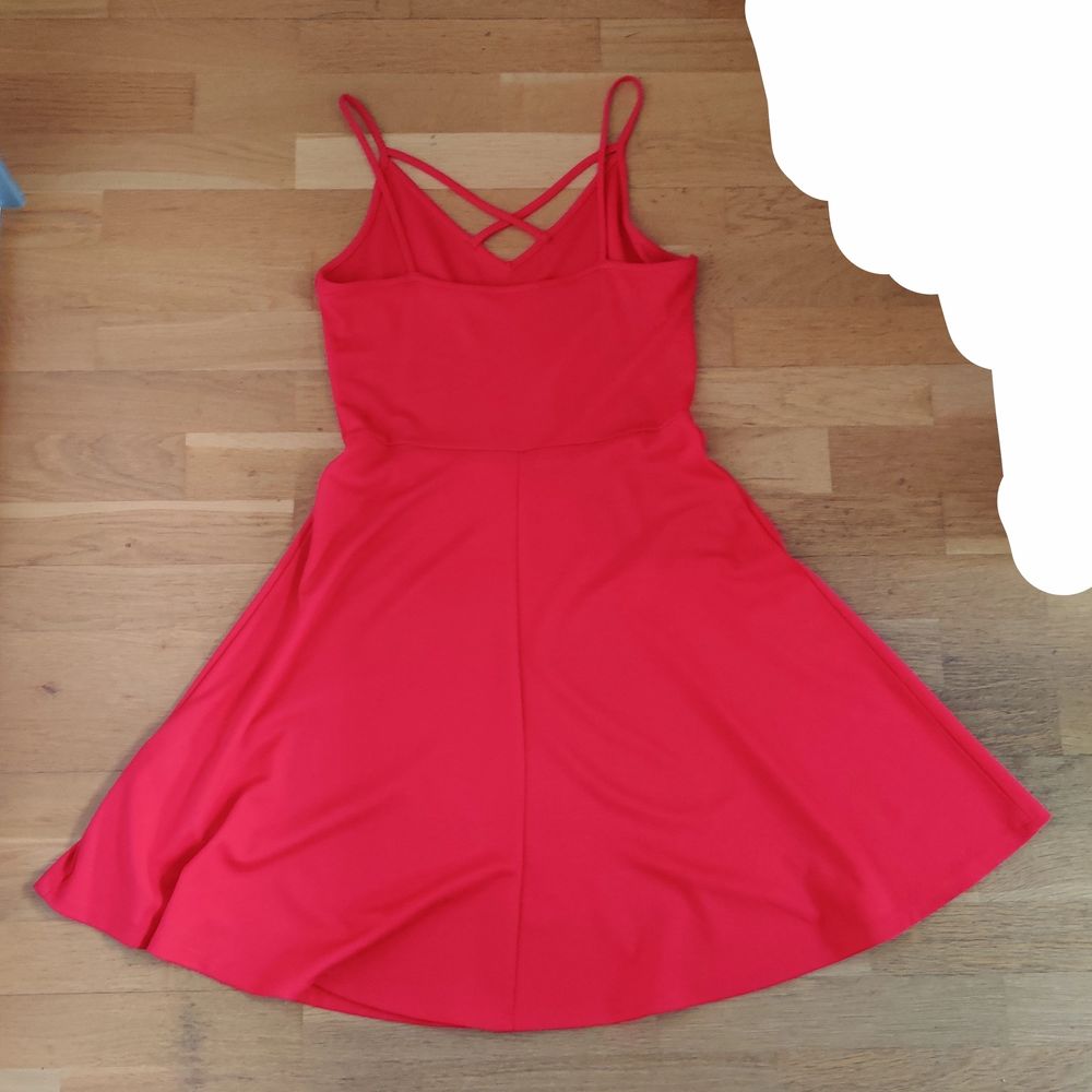 En röd jättefin klänning från Gina Tricot. Använd ett fåtal gånger men är i väldigt bra skick. Säljs då den inte kommit till användning. Storlek S och är ganska lång, den slutar vid knäna om man är ungefär 164 cm. Skriv privat om du vill ha bättre bilder. (Köparen står för frakten). Klänningar.