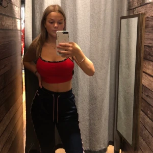 Röd croptop Levi’s - Intressekoll på denna jättesöta croptop/linne från Levi’s❤️ säljer även byxorna i en annan annons