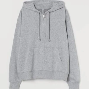 Kofta - Säljer denna kofta från hm som knappt är använd då jag föredrar hoodies över koftor. Supermjuk och skön helt felfri. Snyggt att ha en bralette under också. Fler bilder kan skickas privat💕 Köpt för 400, frakt tillkommer