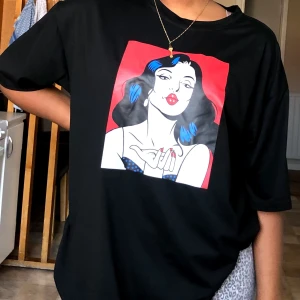 Svart oversize T-shirt med tryck storlek s - Oversize, med väldigt mjukt material. Storlek s 