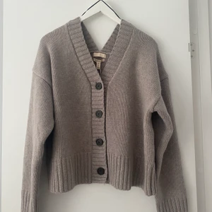 Stickad kofta - Säljer min kofta från H&M! Den är aldrig använd därav lapparna som sitter kvar. Hade tänkt lämna tillbaka den men hittade inte kvittot. Superskön & mjuk! Sticks inte alls 🖤 Möts upp i sthlm! Annars står köparen för frakten 