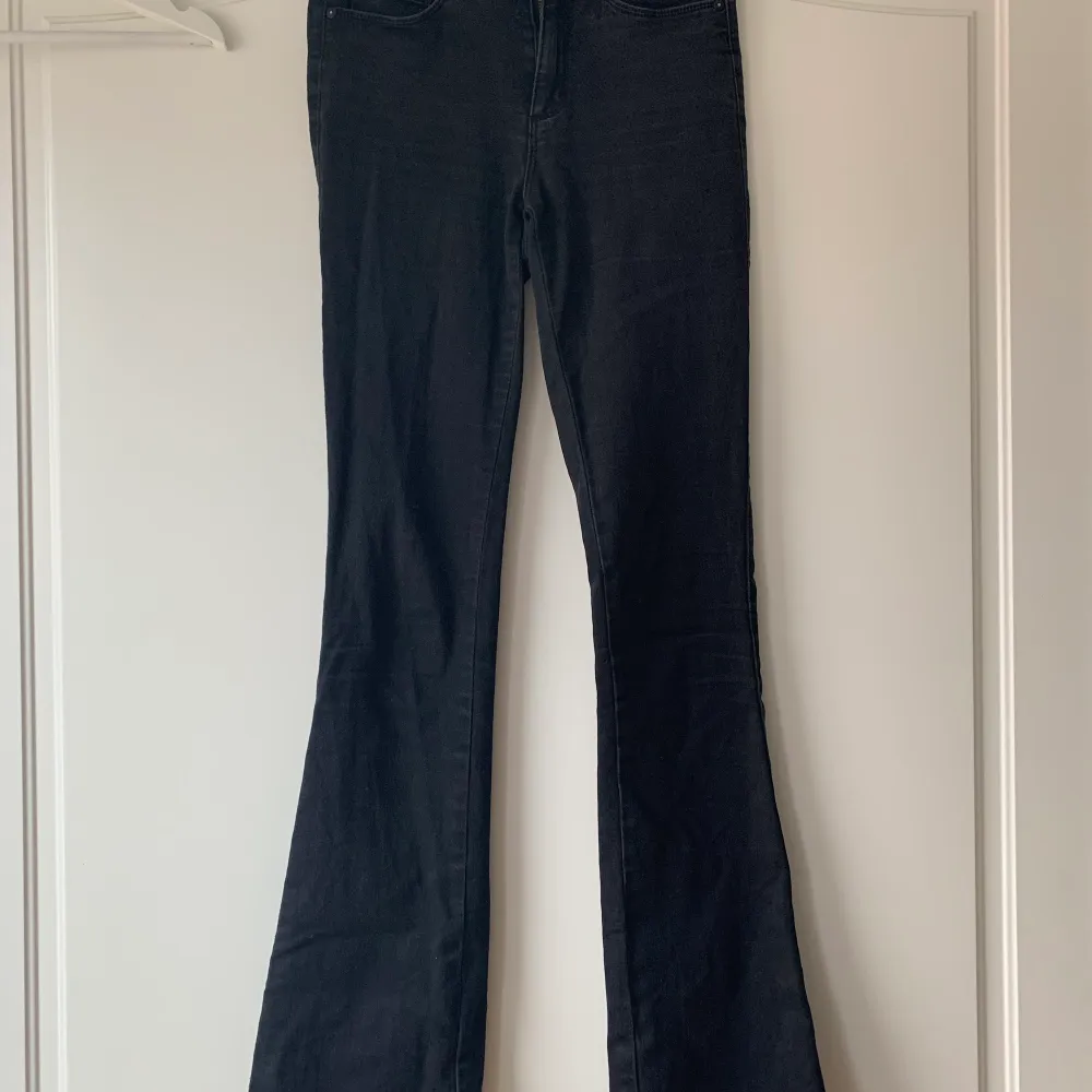 Fina svarta bootcut jeans från Only. De är i bra skick och sparsamt använda. Storlek xs /34. Passar dig som är mellan 165-175cm beroende på hur du vill att de sitter.. Jeans & Byxor.