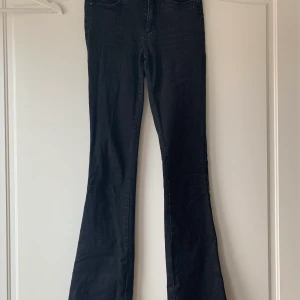 Svarta bootcut Jeans  - Fina svarta bootcut jeans från Only. De är i bra skick och sparsamt använda. Storlek xs /34. Passar dig som är mellan 165-175cm beroende på hur du vill att de sitter.