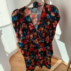 Blommig klänning ❤️ - Säljer den här klänningen från Ginatricot i storlek 36 ❤️ ny