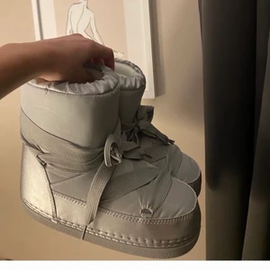 Ella Cruz boots, storlek 38/39/40 - Gråa Ella Cruz boots🤍 slutsålda överallt, använd 1 gång. Storlek 38/39/40. Bud från 450+spårbar frakt. Skriv bara för fler frågor eller bilder😊 Bud: 480kr