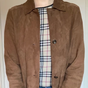 Tunn mockajacka - Använd ca tre gånger! Denna superfina mockajacka förtjänar all kärlek. Den är från Zara ursprungligen ca 2016. Saknar en knapp högst upp men den knappen ligger i fickan och kan enkelt sys på!