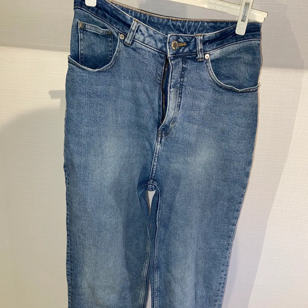 Bra att ha blåa jeans från cheap monday i storlek 29/32. Kort för att vara 32 enligt mig. Knappt använda. Jeans & Byxor.