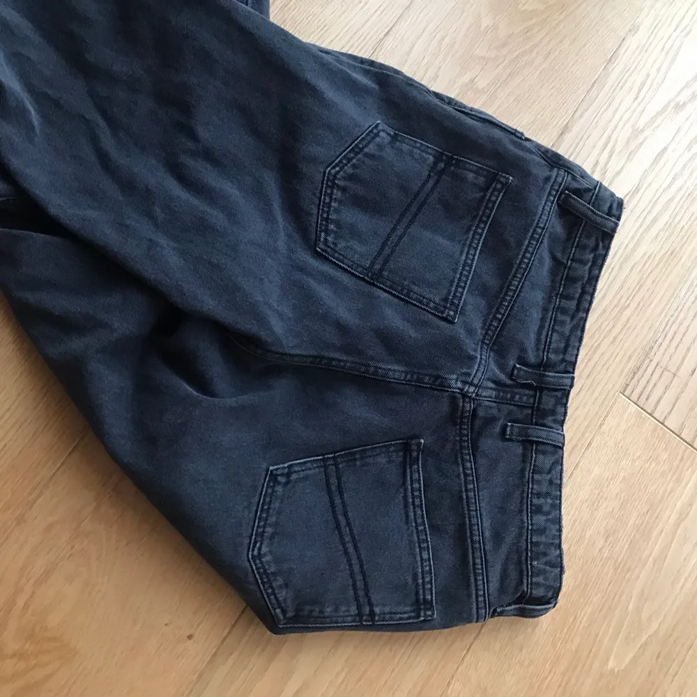 Oanvända svarta jeans! Kommer inte till användning. 28/32 är de i storlek. Köpte för nåt år sen på Asos men är från märket Collusion. 💞. Jeans & Byxor.