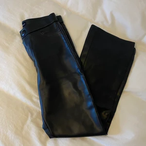 Visa läderbyxor - Säljer dessa svarta, utsvängda läderbyxor från zara som tyvärr inte kommer till användning längre.